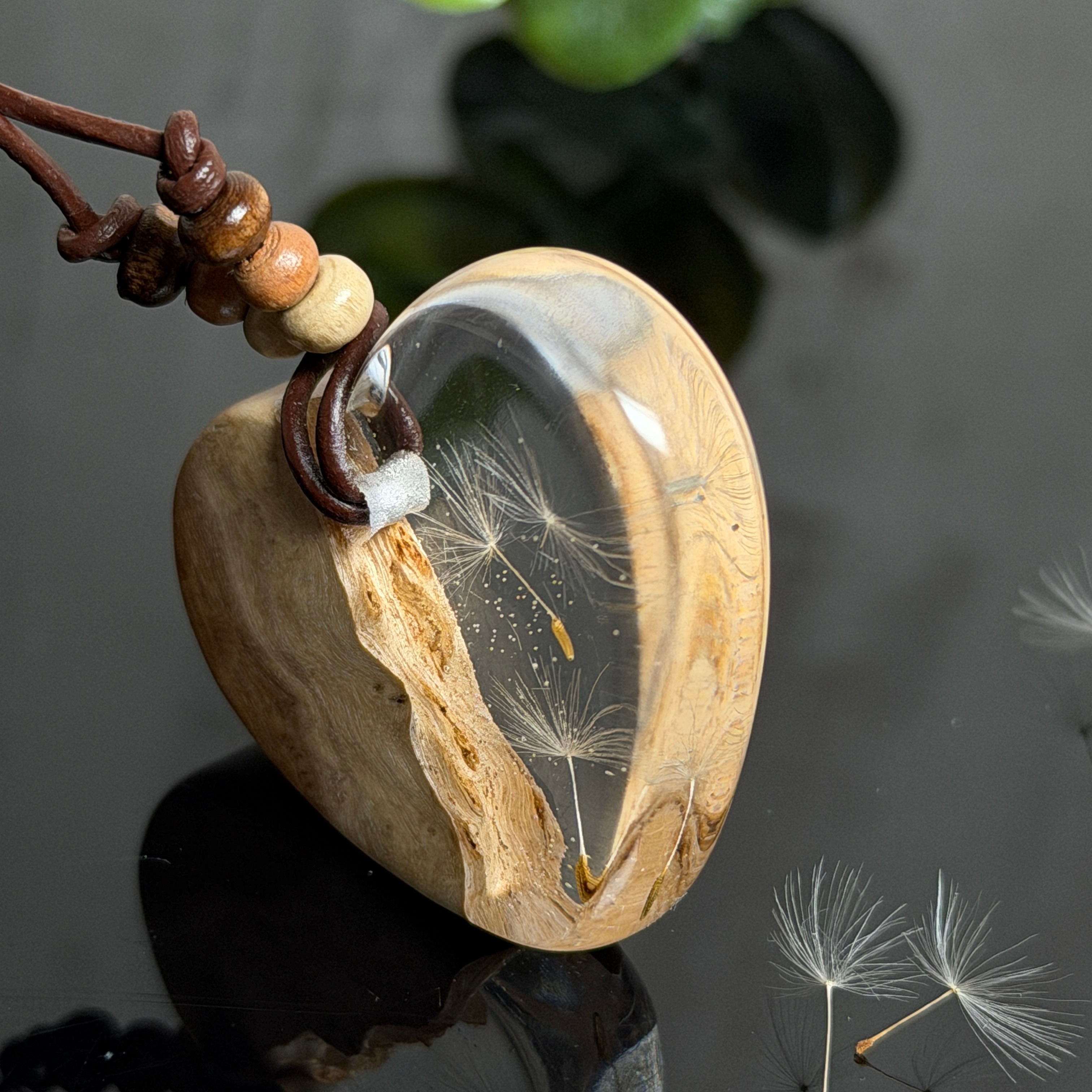 Herzförmige Resin Halskette mit Goldfield-Maserholz mit schwebenden echten Pusteblumen-Samen im glasklaren Harz, braunes Lederband mit Holzperlen, handgefertigter Naturschmuck.