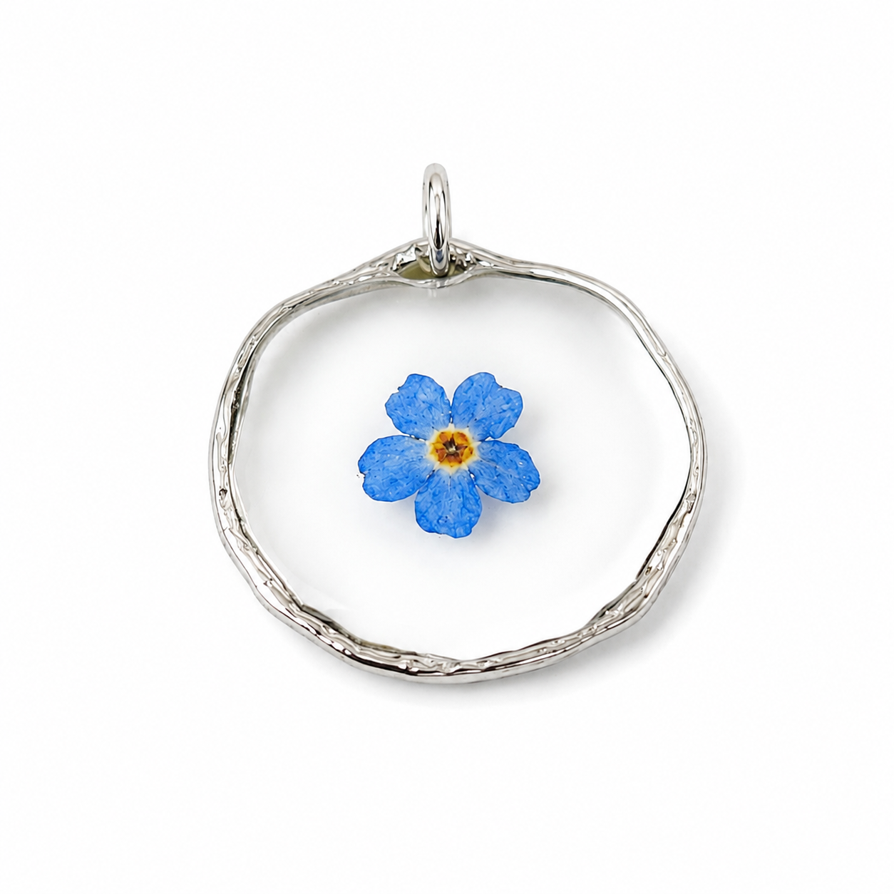 Vergissmeinnicht Anhänger handgefertigt, echte blaue Blume in transparentem Resin mit silberfarbener Fassung, einzigartiger Natur Schmuck mit symbolischer Bedeutung.