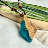 Anhänger aus hellem Goldfield Maserholz (Eukalyptus) und türkis metallischem Epoxidharz am braunen Lederband mit Holzperlen, maritimer Holz Harz Naturschmuck