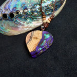 Handgemachter Herzanhänger aus Eibenholz mit lila Harz und Paua-Muschel-Inlay an braunem, verstellbarem Lederband.