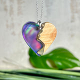 Handgefertigter Herzanhänger aus Maserholz und schimmerndem Opalharz, inspiriert von den Farben der Aurora Borealis. Das Holz zeigt eine feine Maserung, das Harz leuchtet in Rosa-, Blau- und Violetttönen. Mit zarter 925 Silber-Ankerkette (1 mm stark, 45 cm lang) und Silberöse. Ein edles Unikat in liebevoller Handarbeit gefertigt.