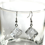 Schmelzende Eiswürfel als Ohrring – handgegossen aus transparentem Epoxidharz, mit 925 Silber Ohrhaken. Ca. 1,3 cm Würfel, Tragelänge ca. 4 cm
