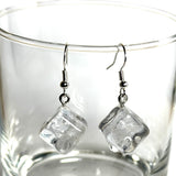 Schmelzende Eiswürfel als Ohrring – handgegossen aus transparentem Epoxidharz, mit 925 Silber Ohrhaken. Ca. 1,3 cm Würfel, Tragelänge ca. 4 cm