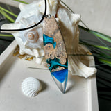 Handgefertigter Surfbrett-Anhänger aus Maserholz und transparentem Harz mit Farbverlauf in Blau und Weiß. Die natürliche Maserung des Holzes trifft auf ozeanartige Harzstrukturen. Größe ca. 6,7 x 2 cm, mit Edelstahlöse und Lederband inkl. Karabinerverschluss (45 cm + 5 cm Verlängerung). Jedes Stück ist ein Unikat – maritim, modern und mit viel Liebe gefertigt.