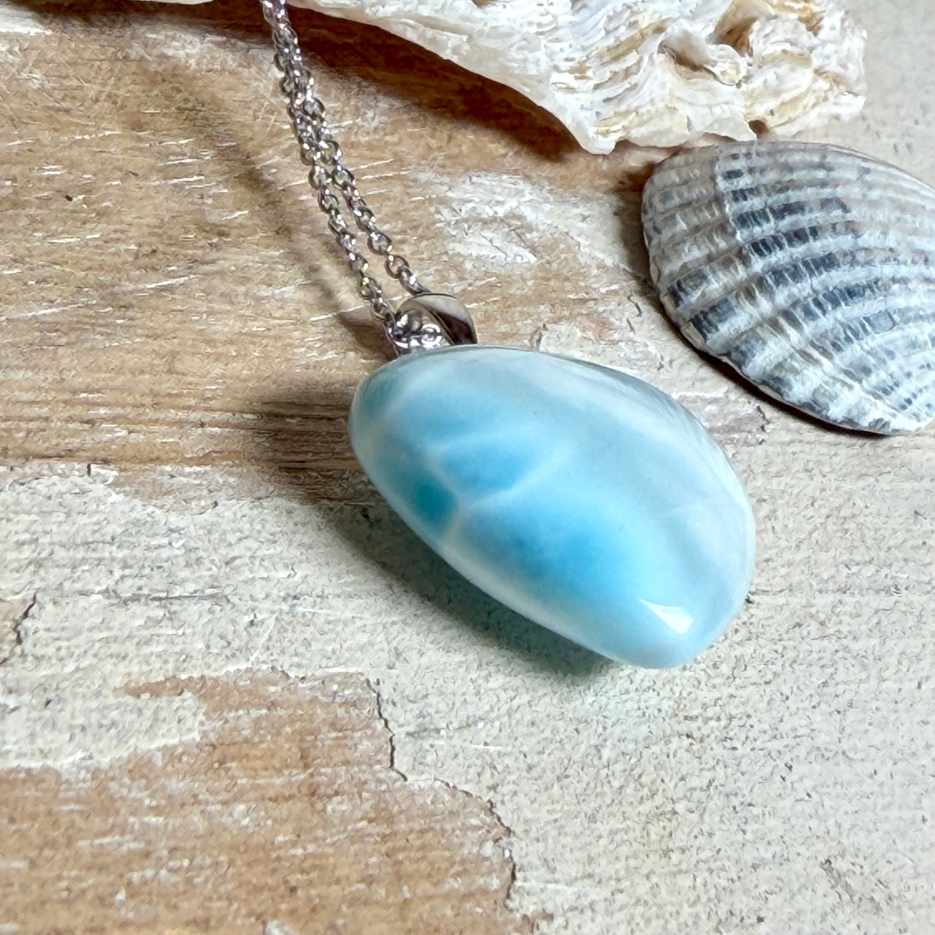 Larimar-Herzanhänger in zarten Blau- und Weißtönen, beidseitig poliert, an einer feinen platinrhodinierten 925 Silber Ankerkette mit 1 mm Stärke und 45 cm Länge. Das seltene Larimar-Herz aus der Dominikanischen Republik erinnert optisch an Meer und Himmel .