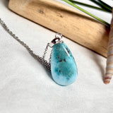 Larimar-Halskette mit blauem Tropfen-Anhänger an feiner 925 Silber Ankerkette, maritimer Naturstein-Schmuck mit weiß-türkiser Marmorierung