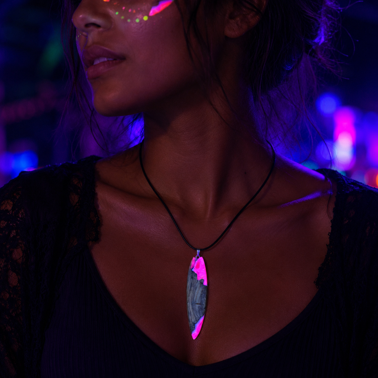 I-generiertes Schwarzlicht-Tragebild der Halskette „Pink Glow“ mit handgefertigtem Surfbrett Anhänger aus Olivenholz und fluoreszierendem Epoxidharz in Pink-Weiß, schwarze Lederkette, maritimer Damen Schmuck mit UV-Neon-Effekt.