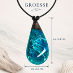 Größenbild GISCHT Tropfen Anhänger aus Maserholz und Epoxidharz in Türkis-Blau mit weißer Gischt, handgefertigter maritimer Naturschmuck am Lederband mit Schiebeknoten, ca. 5,4 x 2,5 cm.