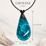 Größenbild GISCHT Tropfen Anhänger aus Maserholz und Epoxidharz in Türkis-Blau mit weißer Gischt, handgefertigter maritimer Naturschmuck am Lederband mit Schiebeknoten, ca. 5,4 x 2,5 cm.