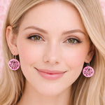 Handgemachte Leo-Creolen aus 925 Silber: Silber-Creolen 16 mm mit rosa Harz-Scheibe (2 cm) im Leoparden-Look und Edelstahl-Herzanhänger. Hängende Ohrringe in Animal-Print Stil, Gesamtlänge ca. 3,5 cm. Resin-Ohrringe für Alltag, Party oder Festival, femininer Statement-Schmuck in Rosa/Pink mit silberfarbenen Metallteilen. Einzeln gegossen, jedes Paar ein Unikat; leichte Abweichungen im Muster, Farbspiel und kleine Luftbläschen sind möglich und typisch für Handarbeit.