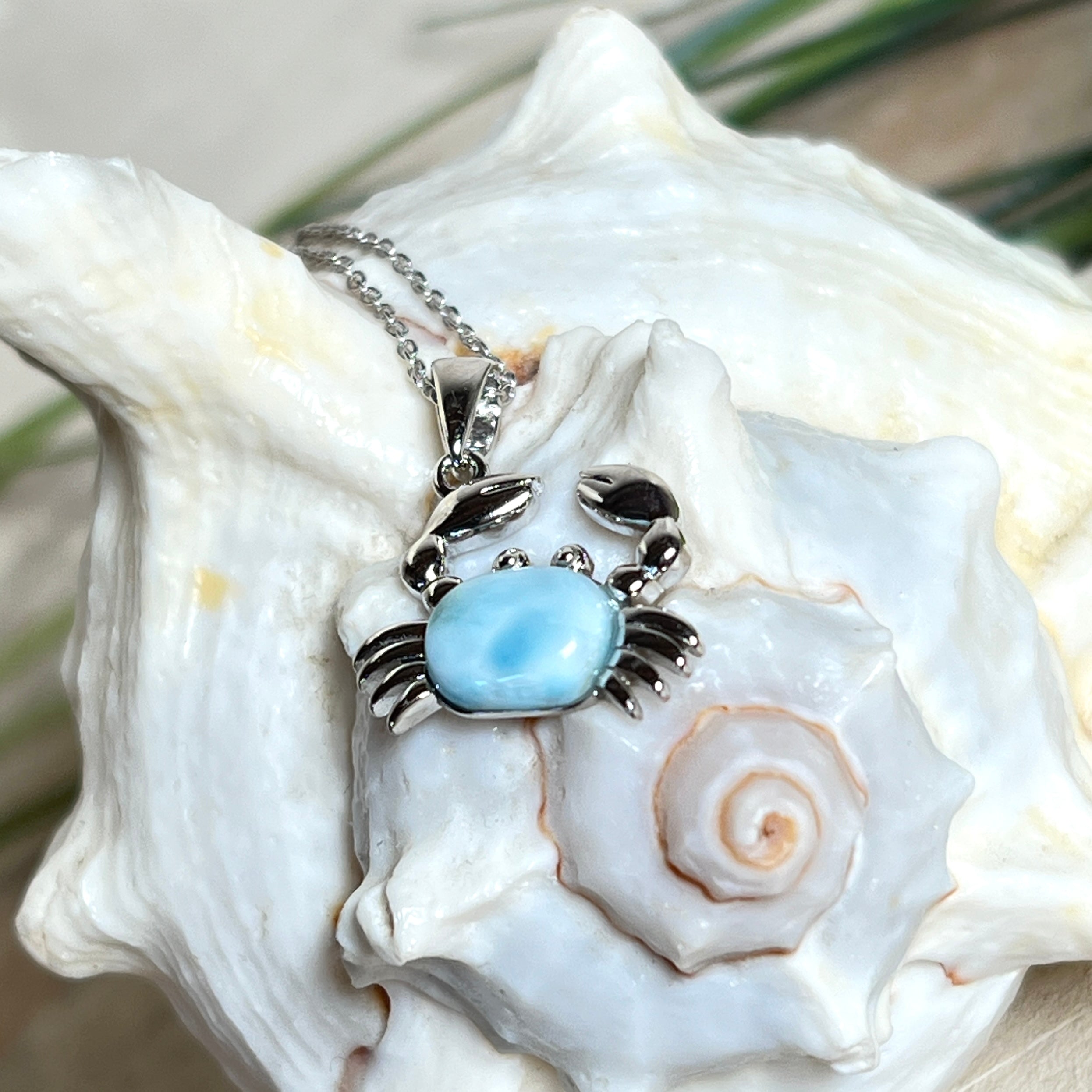 Krabben-Anhänger „Crab of Light“ aus rhodiniertem 925 Sterling Silber mit seltenem Larimar Edelstein aus der Dominikanischen Republik. Der Anhänger (28 × 18 mm) wird mit einer feinen 45 cm langen Silberkette geliefert. Symbol für Schutz, Intuition und die Kraft des Meeres – jedes Schmuckstück ein Unikat durch das natürliche Farbspiel des Larimars.