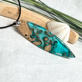 Surfboard Anhänger aus braunem Maserholz und türkisem Epoxidharz in Lagunenoptik an schwarzer Lederkette, maritimer Holz Harz Naturschmuck unisex