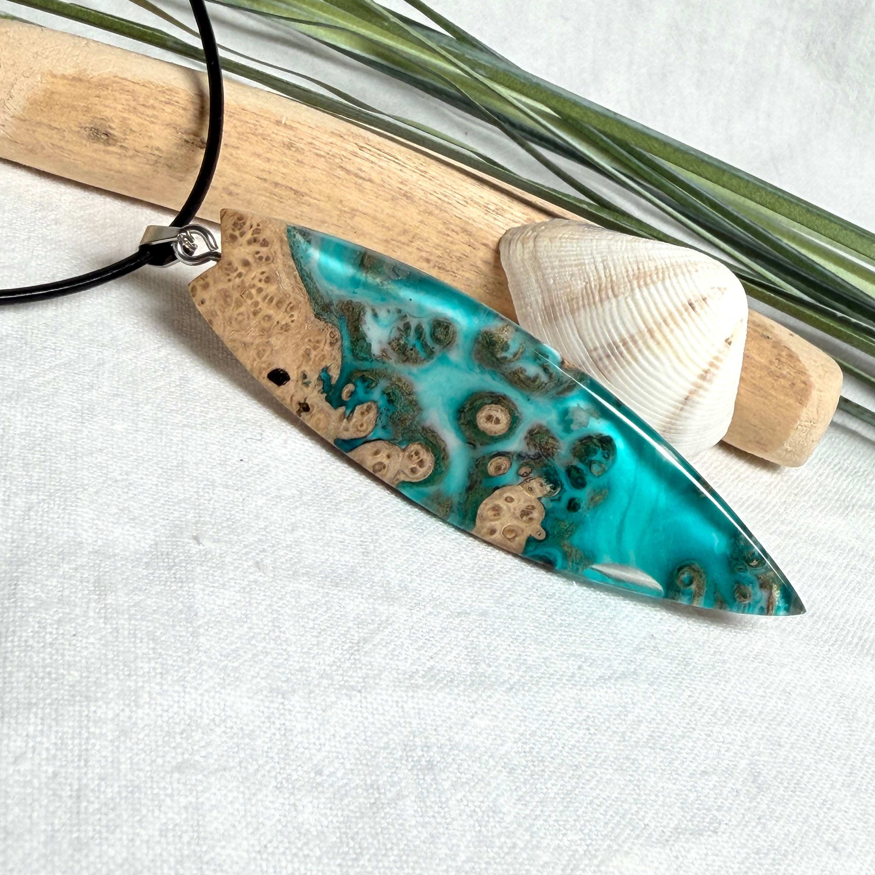 Surfboard Anhänger aus braunem Maserholz und türkisem Epoxidharz in Lagunenoptik an schwarzer Lederkette, maritimer Holz Harz Naturschmuck unisex