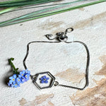 „Handgefertigtes Armband mit echter Vergissmeinnicht-Blume, eingebettet in klares Harz. Verstellbares Edelstahlarmband mit Schiebeverschluss und funkelnden Zirkonia-Endperlen. Symbolträchtiger Schmuck für Frauen – ideal als Geschenk zum Muttertag, Geburtstag oder zur Erinnerung an einen besonderen Menschen.“
