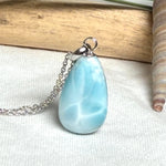 Larimar-Halskette mit blauem Tropfen-Anhänger an feiner 925 Silber Ankerkette, maritimer Naturstein-Schmuck mit weiß-türkiser Marmorierung