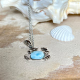 Krabben-Anhänger „Crab of Light“ aus rhodiniertem 925 Sterling Silber mit seltenem Larimar Edelstein aus der Dominikanischen Republik. Der Anhänger (28 × 18 mm) wird mit einer feinen 45 cm langen Silberkette geliefert. Symbol für Schutz, Intuition und die Kraft des Meeres – jedes Schmuckstück ein Unikat durch das natürliche Farbspiel des Larimars.