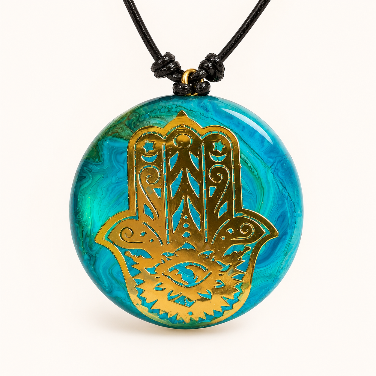 Hamsa Licht Anhänger – goldene Hamsa-Hand auf türkis-petrolfarbenem Epoxidharz, handgefertigtes Schutzamulett von ZeitlosSchmuckDesign
