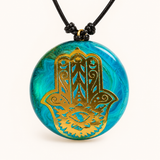 Hamsa Licht Anhänger – goldene Hamsa-Hand auf türkis-petrolfarbenem Epoxidharz, handgefertigtes Schutzamulett von ZeitlosSchmuckDesign