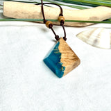 Anhänger aus hellem Goldfield Maserholz (Eukalyptus) und türkis metallischem Epoxidharz am braunen Lederband mit Holzperlen, maritimer Holz Harz Naturschmuck