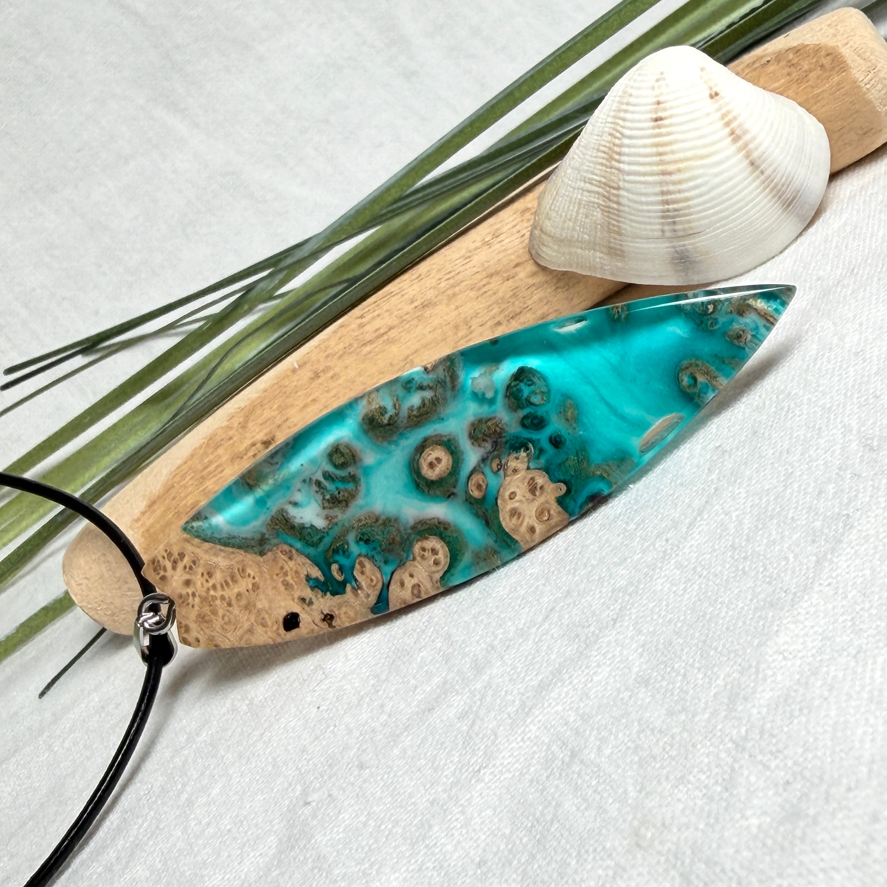 Surfboard Anhänger aus braunem Maserholz und türkisem Epoxidharz in Lagunenoptik an schwarzer Lederkette, maritimer Holz Harz Naturschmuck unisex