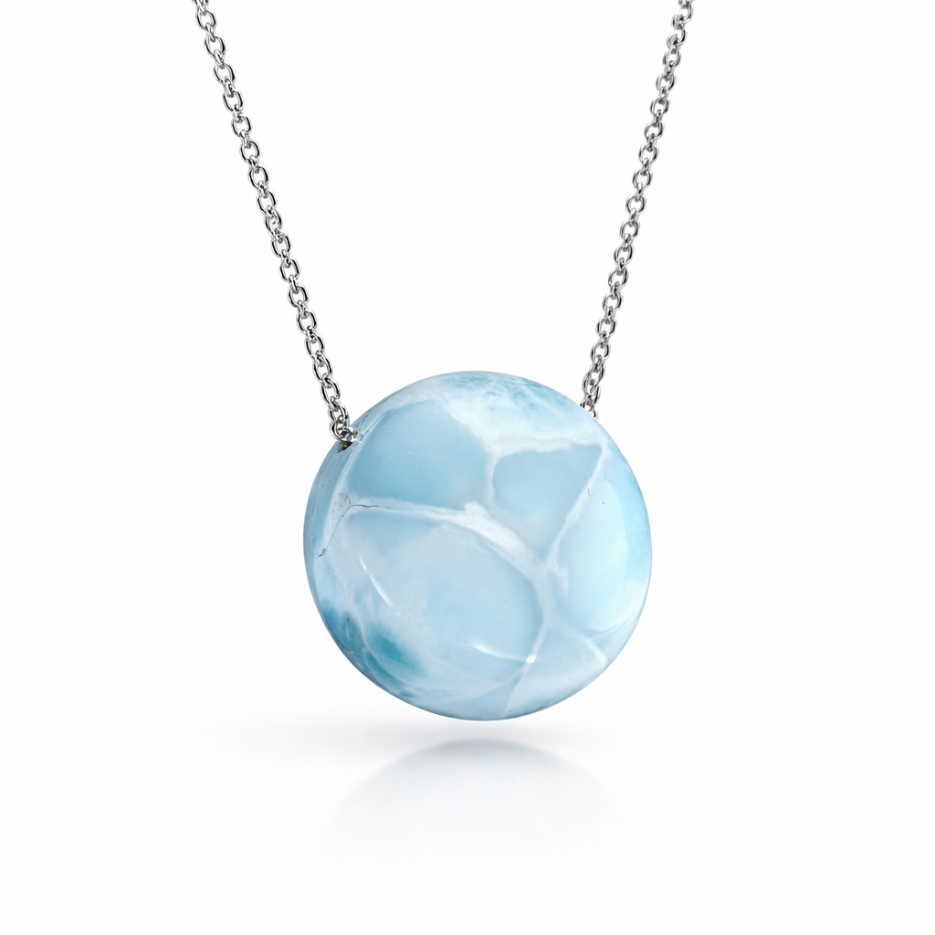 Echte Larimar Kette mit 20 mm rundem Cabochon – Himmelsblau mit weißem Wolkenmuster · 925 Silber Ankerkette platin rhodiniert 45 cm · Ocean Naturschmuck Unikat