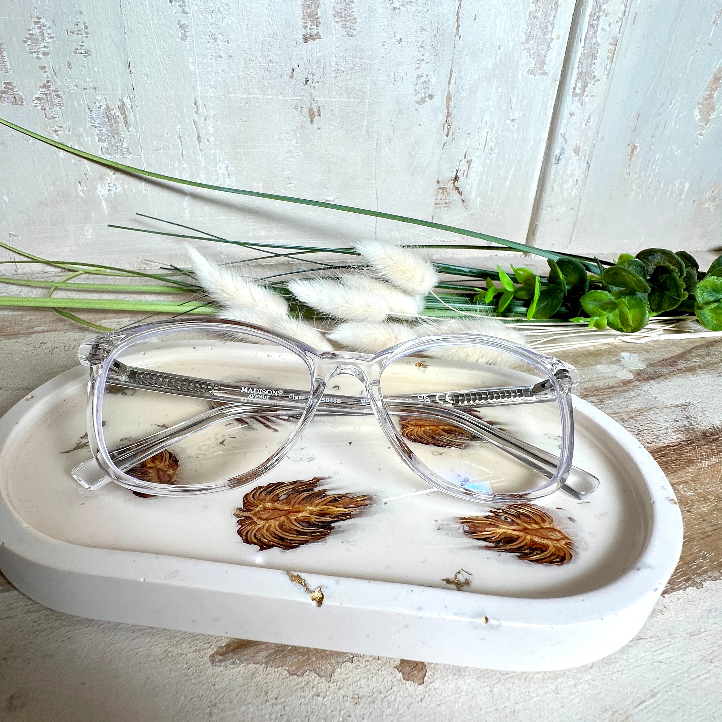 Handgefertigtes Schmucktablett aus Jesmonite mit echten Zapfen, die in einer glänzenden Resin-Schicht eingebettet sind. Die ovale Form und die natürliche Farbgebung machen es zu einem stilvollen Wohnaccessoire. Mit rutschfesten Korkpunkten auf der Unterseite ideal als Ablage für Schmuck, Schlüssel oder Dekoartikel. Jeder Artikel ist ein Unikat aus Handarbeit – Lieferung ohne Dekoration.