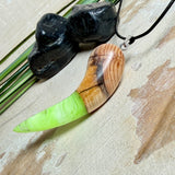 Handgefertigter Unikat-Kettenanhänger aus Eibenholz und Epoxidharz (transparent grün-weiß), hochglanzpoliert, Lederkette mit Edelstahlöse – Schwarzlicht fluoreszierend.