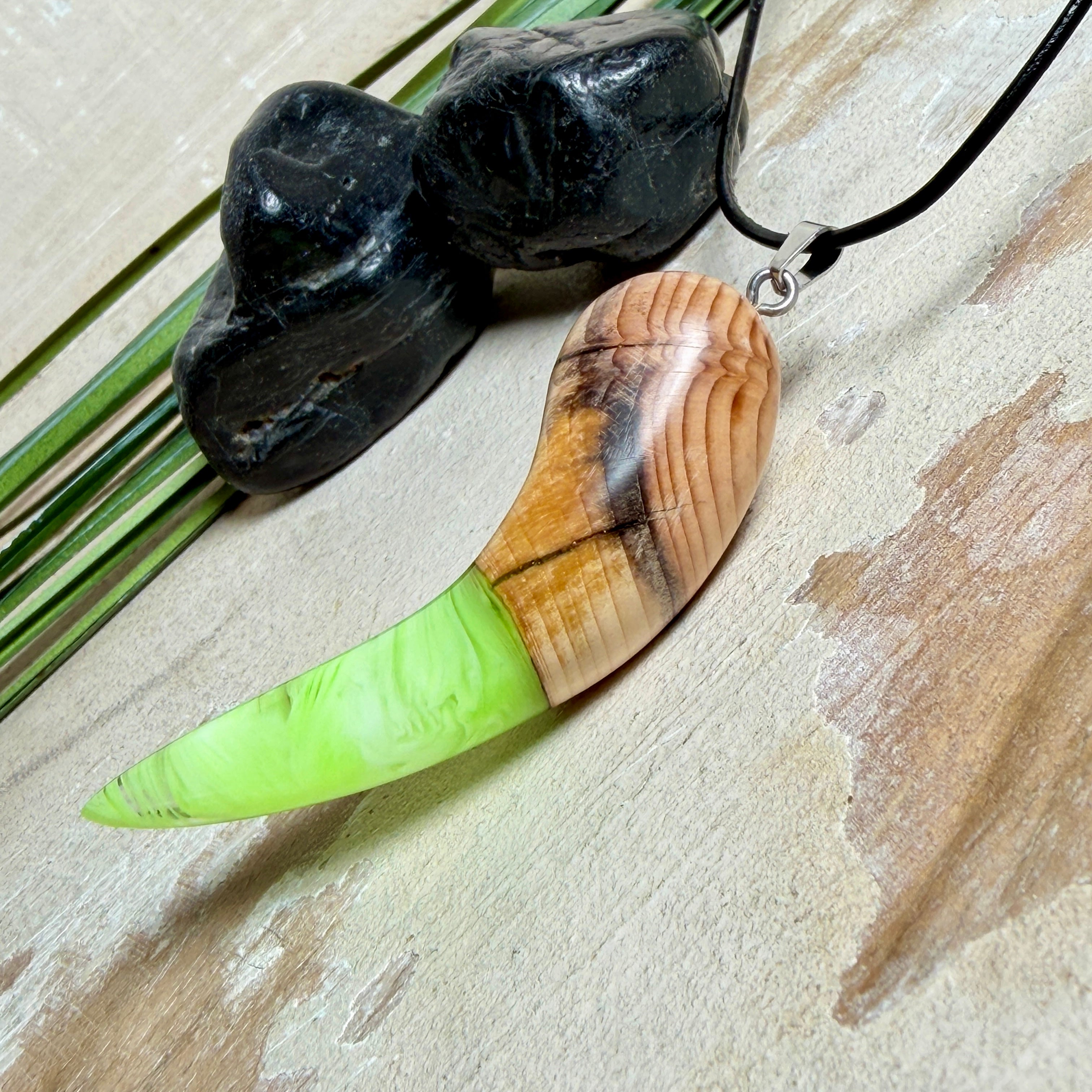 Handgefertigter Unikat-Kettenanhänger aus Eibenholz und Epoxidharz (transparent grün-weiß), hochglanzpoliert, Lederkette mit Edelstahlöse – Schwarzlicht fluoreszierend.