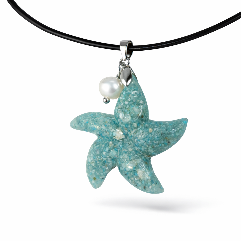 Seestern-Anhänger aus transparentem Harz mit echtem Meersand ( leicht eingefärbt), in blautürkis Strand-Look, mit kleiner Süßwasserperle als Anhänger-Detail. Edelstahlöse, schwarze Lederkette mit Edelstahl-Karabiner und Verlängerung (45 cm + 5 cm). Anhänger ca. 3,5 × 3,5 cm. Handgefertigtes Unikat; vereinzelt kleine Luftbläschen möglich, typisch für Handarbeit.