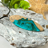 Maserholz und türkisfarbenem Resin mit Edelstahl Anhängerschlaufe an schwarzer Lederkette mit Karabiner und Verlängerung. Filigraner Ocean Anhänger inspiriert von Meer und Wellen, natürlicher Unikat Schmuck für Damen und Herren.