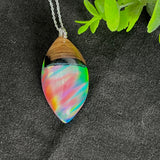 Handgefertigter Anhänger aus Olivenholz, Harz & Labor-Opal mit Aurora-Borealis-Schimmer, 925-Silberkette, einzigartiges Design , Geschenk