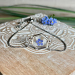 „Handgefertigtes Armband mit echter Vergissmeinnicht-Blume, eingebettet in klares Harz. Verstellbares Edelstahlarmband mit Schiebeverschluss und funkelnden Zirkonia-Endperlen. Symbolträchtiger Schmuck für Frauen – ideal als Geschenk zum Muttertag, Geburtstag oder zur Erinnerung an einen besonderen Menschen.“
