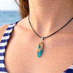 Edelstahl Anhängerschlaufe an schwarzer Lederkette mit Karabiner und Verlängerung. Filigraner Ocean Anhänger inspiriert von Meer und Wellen, natürlicher Unikat Schmuck für Damen und Herren.