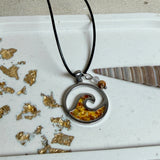 Wellenanhänger aus Edelstahl mit Bernstein und Harz