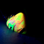 Herz-Anhänger aus Pinienzapfen & Harz, fluoreszierend bei Schwarzlicht. Farben Gelb-Orange-Weiß, Größe 4,2 × 3,8 cm. Lederband verstellbar.