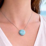 Echte Larimar Kette mit 20 mm rundem Cabochon – Himmelsblau mit weißem Wolkenmuster · 925 Silber Ankerkette platin rhodiniert 45 cm · Ocean Naturschmuck Unikat