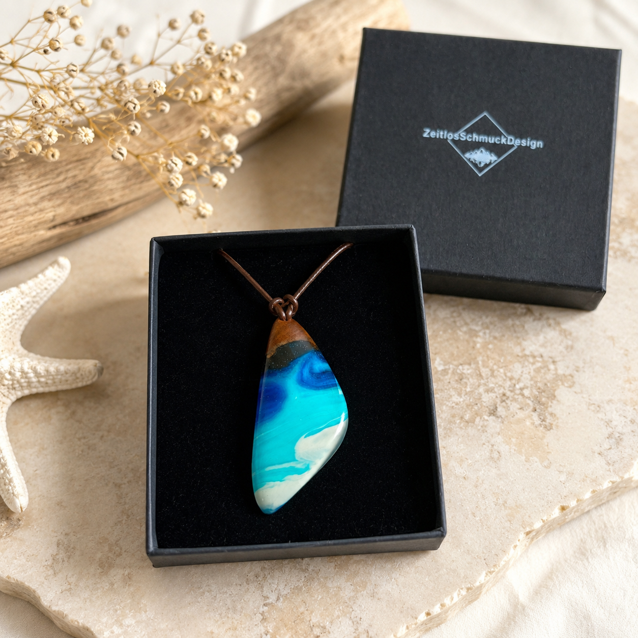 Azur Holz-Harz Anhänger in schwarzer Schmuckschachtel von ZeitlosSchmuckDesign – hochwertig verpackt als Geschenk für Meerliebhaber und Naturschmuck-Fans