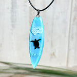 Meeresschildkröten-Anhänger Epoxidharz – hellblaues Surfbrett-Cabochon mit schwarzem Motiv, schwarze Lederkette 45+5 cm