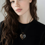 „Handgefertigter Herzanhänger aus Olivenholz und klarem Harz mit echter Pusteblume. Der Anhänger (ca. 3,5 × 3,5 cm) hängt an einem verstellbaren Lederband (23–43 cm) mit Holzperlen. Symbol für Wünsche und Glück, sorgfältig in Handarbeit gegossen, gesägt, geschliffen und poliert. Ein einzigartiger, naturinspirierter Anhänger – ideal als Geschenk oder persönlicher Talisman.“