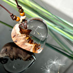 Handgefertigter Herzanhänger Pusteblumenzauber aus Maserholz und klarem Epoxidharz mit echter Pusteblume. Das Design vereint natürliche Maserstrukturen mit der Leichtigkeit schwebender Pusteblumenschirmchen – ein edles, naturverbundenes Schmuckstück mit Symbolkraft. Ideal für Naturliebhaber, Träumer und alle, die das Besondere suchen.