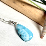 Larimar-Halskette mit blauem Tropfen-Anhänger an feiner 925 Silber Ankerkette, maritimer Naturstein-Schmuck mit weiß-türkiser Marmorierung