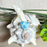 Larimar Herzarmband aus Edelstahl, größenverstellbar, mit Süßwasserperlen und facettiertem Bergkristall. Handgefertigt, edel und einzigartig.