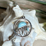 „Sealife“ – runder Anhänger aus rhodiniertem 925 Sterling Silber mit seltenem Larimar und funkelndem Topas. Das maritime Design zeigt eine Qualle, einen Fisch und einen Seestern. Anhängergröße ca. 32 × 26 mm, inklusive 45 cm langer Silberkette (1 mm Stärke). Symbol für die Schönheit und Vielfalt des Ozeans – jedes Stück ein Unikat durch das natürliche Farbspiel des Larimars.