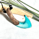 Angelhaken Anhänger aus braunem Maserholz und türkis hellblauem Epoxidharz am schwarzen Lederband mit Onyxperlen, Hei Matau Naturschmuck im Māori Stil