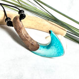 Angelhaken Anhänger aus braunem Maserholz und türkis hellblauem Epoxidharz am schwarzen Lederband mit Onyxperlen, Hei Matau Naturschmuck im Māori Stil