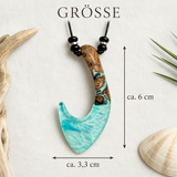 MEERESHAKEN Größenbild: handgefertigter Angelhaken-Anhänger aus Maserholz und türkisfarbenem Epoxidharz am schwarzen Lederband mit Onyxperlen und silberfarbenen Spacern, maritimer Naturschmuck im Hei-Matau-Stil mit Maßangaben ca. 6 x 3,3 cm.