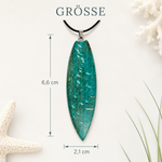 Größenbild OZEANWELLE – maritimer Surfboard Anhänger aus stabilisiertem Holz und blau-türkisem Harz am Lederband, handgefertigter Naturschmuck, ca. 6,6 x 2,1 cm, schlanke Surfbrettform im Ozean-Look