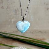 Larimar-Herzanhänger in zarten Blau- und Weißtönen, beidseitig poliert, an einer feinen platinrhodinierten 925 Silber Ankerkette mit 1 mm Stärke und 45 cm Länge. Das seltene Larimar-Herz aus der Dominikanischen Republik erinnert optisch an Meer und Himmel .