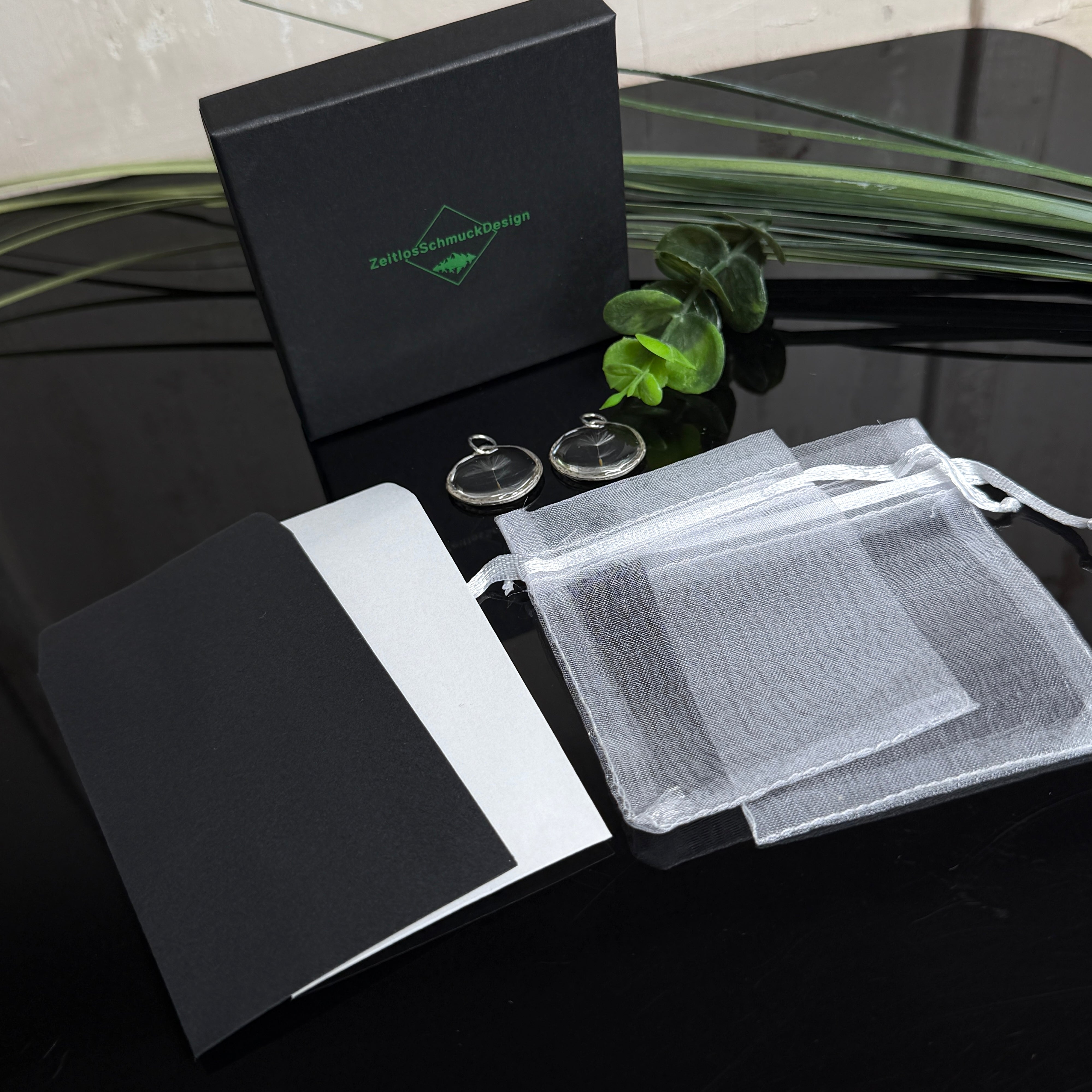 Handgemachtes 2er Set Pusteblumen-Anhänger mit echtem Samen in klarem Resin, silberfarbene Fassung, liebevoll verpackt im Schmucksäckchen mit Geschenk-Extra Schmuckschachtel von ZeitlosSchmuckDesign