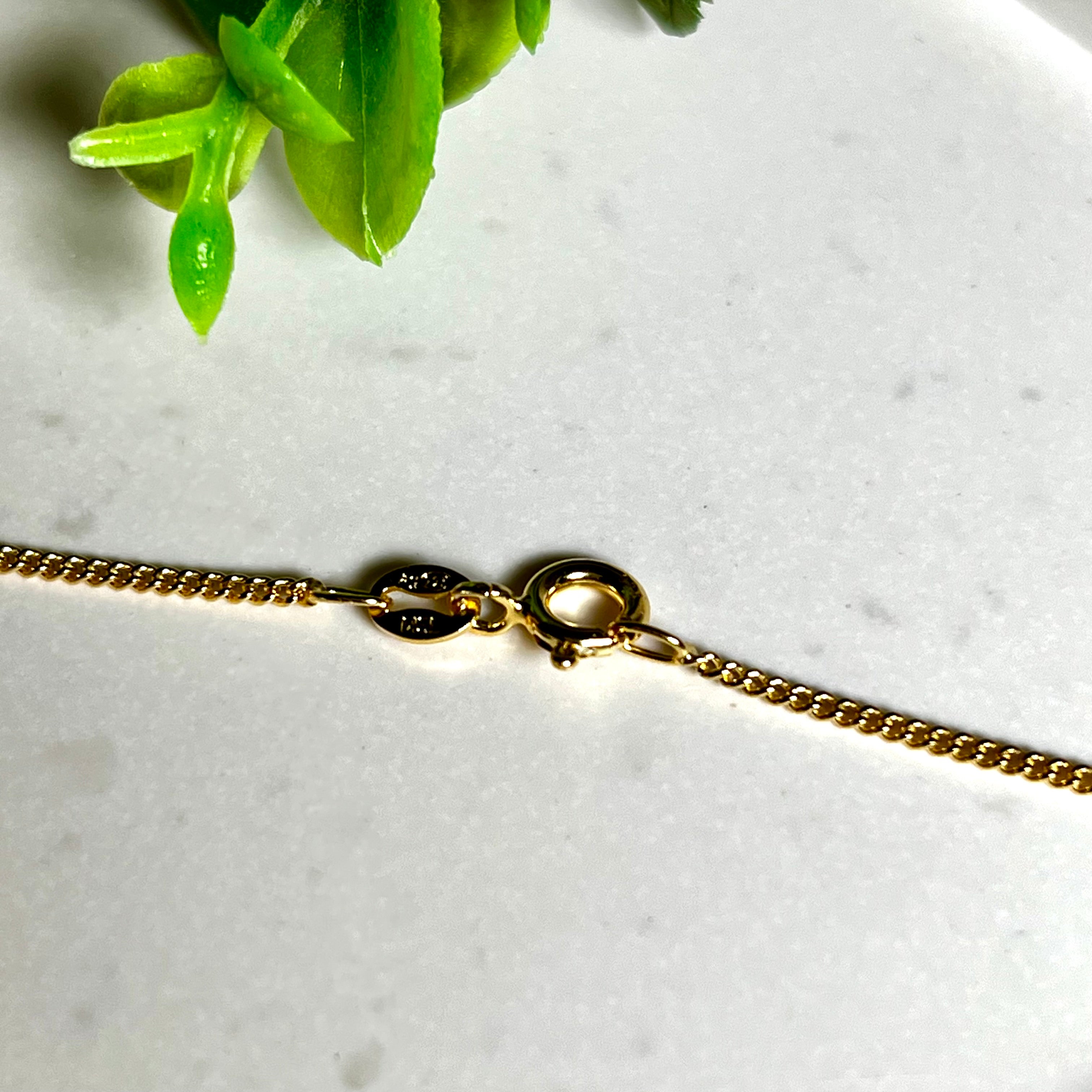 Vergoldete Panzerkette „Golden Grace“ aus 925 Sterling Silber in feiner Gliederung, 1,5 mm dick, 45 cm lang. Eleganter Goldglanz mit stabilem Federringverschluss. Ideal als Solokette oder für Anhänger – zeitlos, hochwertig und stilvoll.